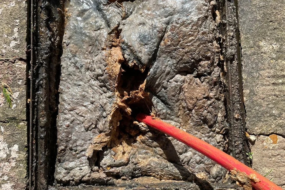 Breaking up a drain blockage inside a chamber